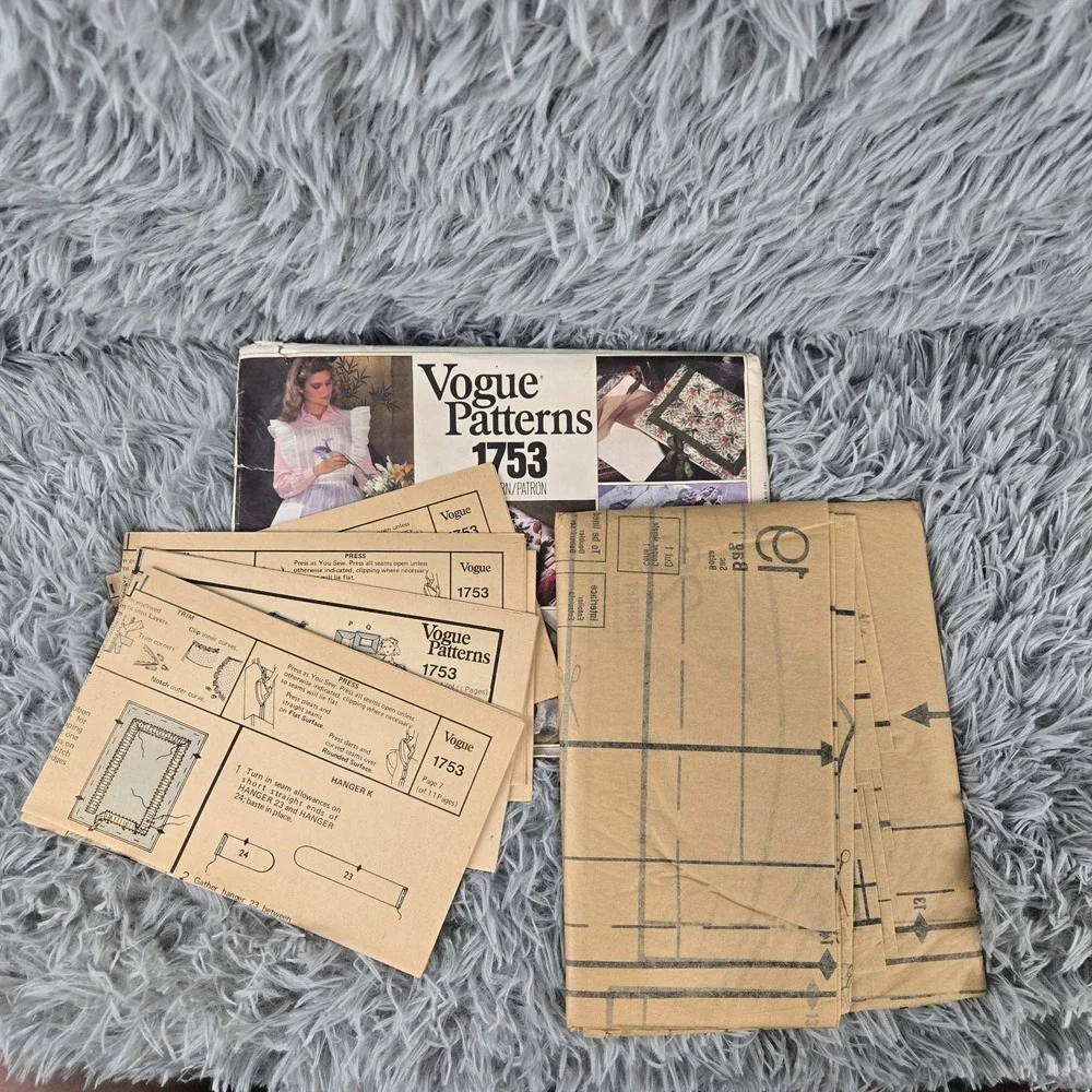 Vintage 1970s Vogue 1753 Cottagecore Apron +‎ Gifts Pillows Sewing Pattern UNCUT